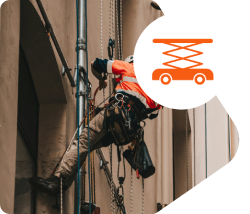 Trabajador en andamio exterior