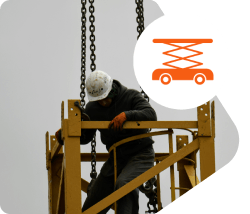 Trabajador en andamio elevado