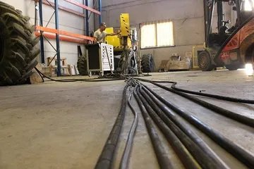 Cables en el suelo del taller