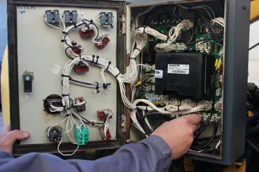 Panel eléctrico con cables expuestos