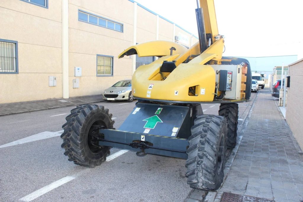 Plataforma elevadora amarilla estacionada
