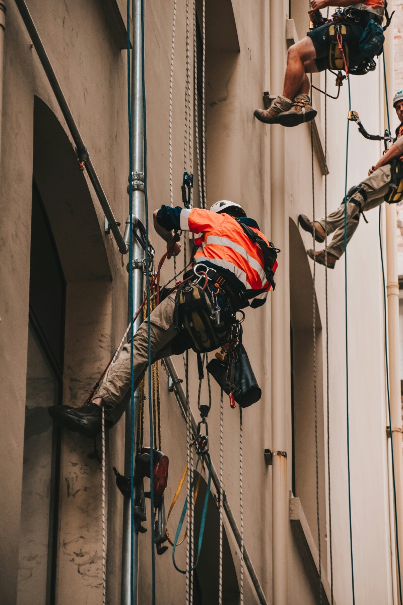 Trabajadores en cuerda de seguridad