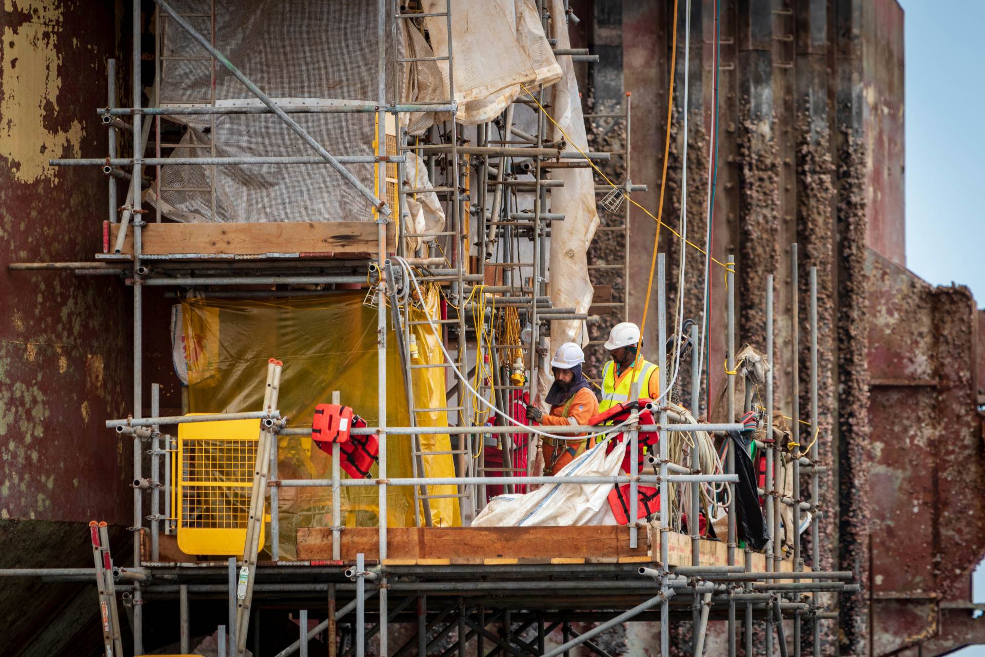 Trabajadores en andamios construyendo