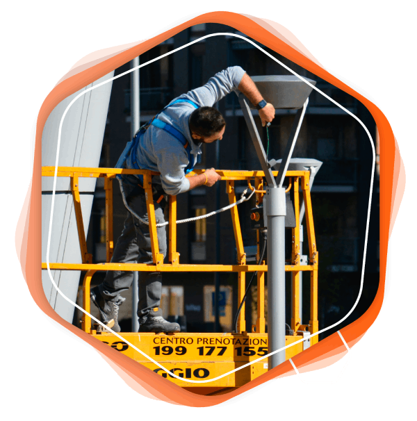 Trabajador en plataforma elevadora