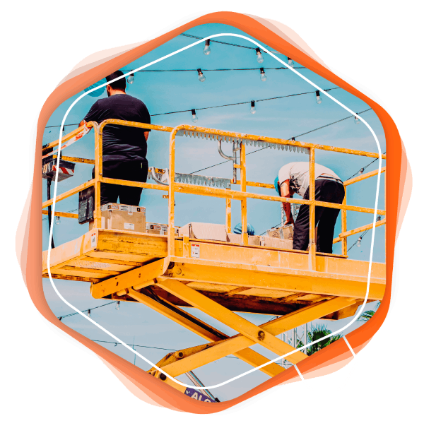 Trabajadores en plataforma elevadora