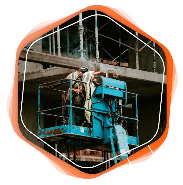 Trabajador en elevador de construcción