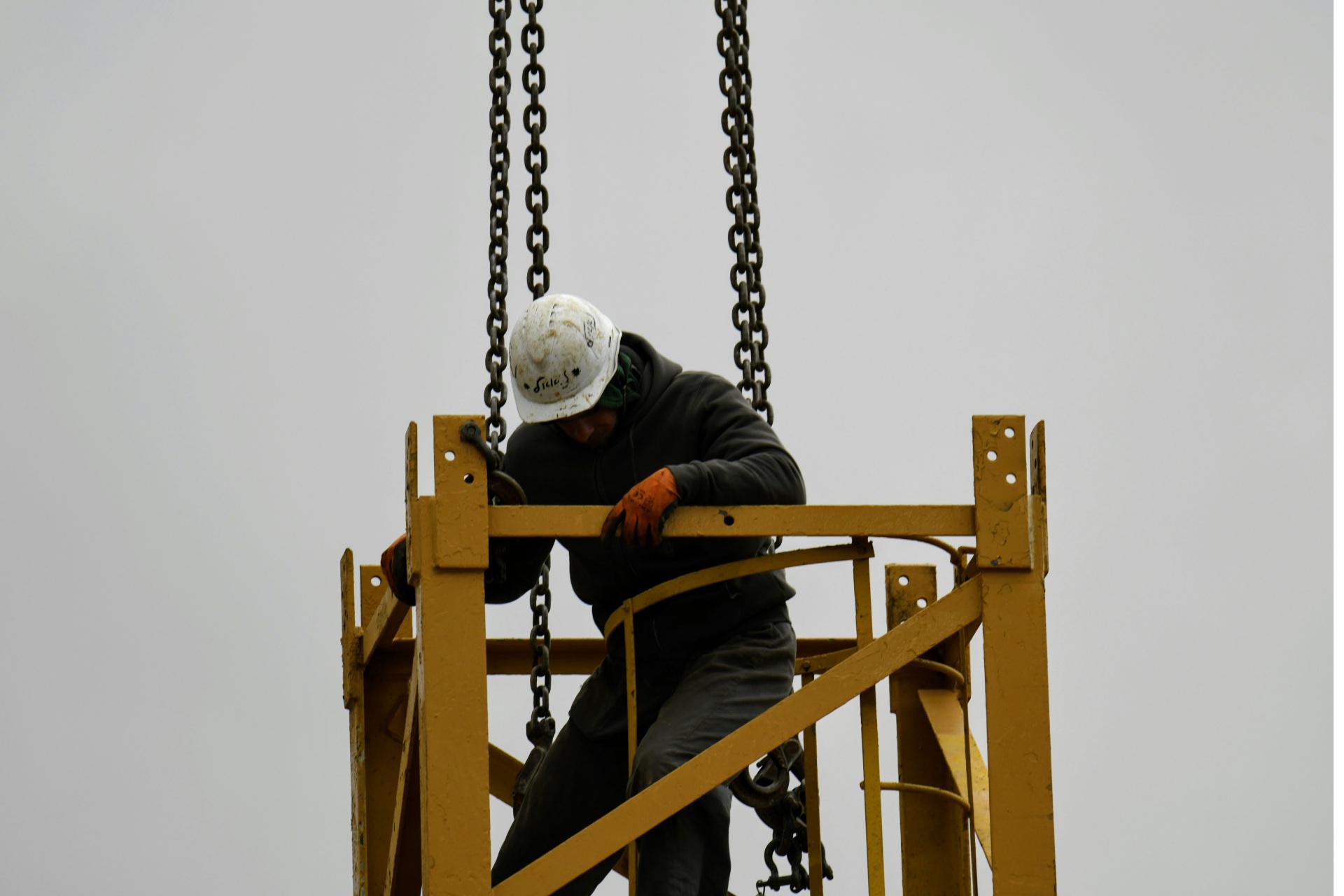Trabajador en andamio elevado